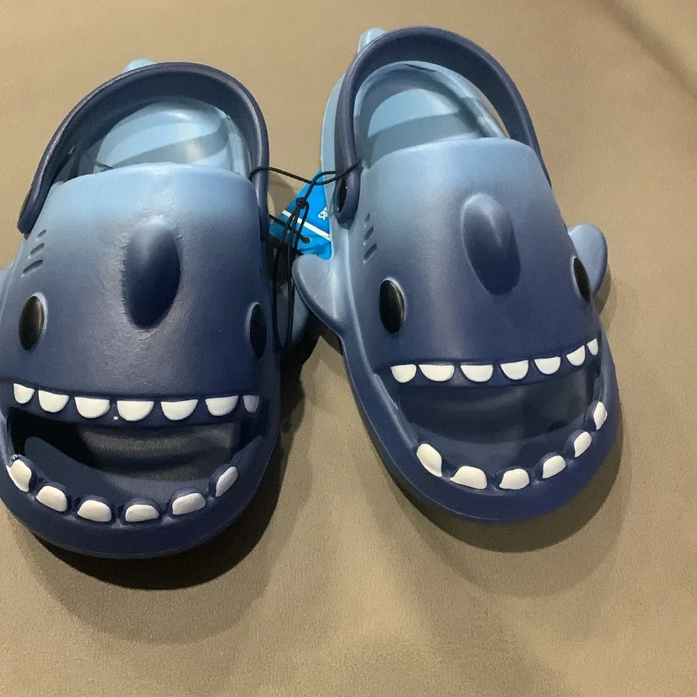 Shark Kids Blue Clogs NEW Size L (9-10) Cute Shark teeth & fins Baby Shark Shark